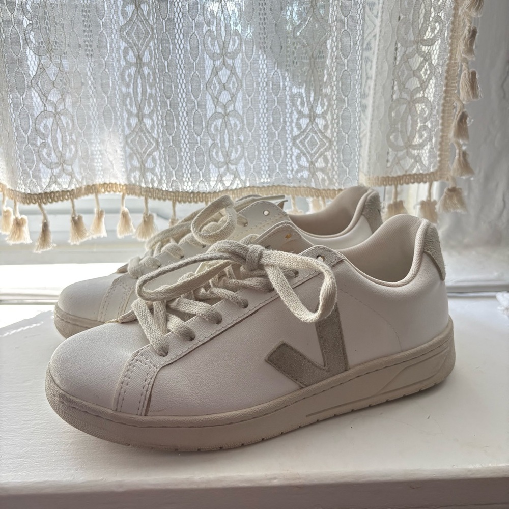 Veja Urca Sneakers in White/Natural